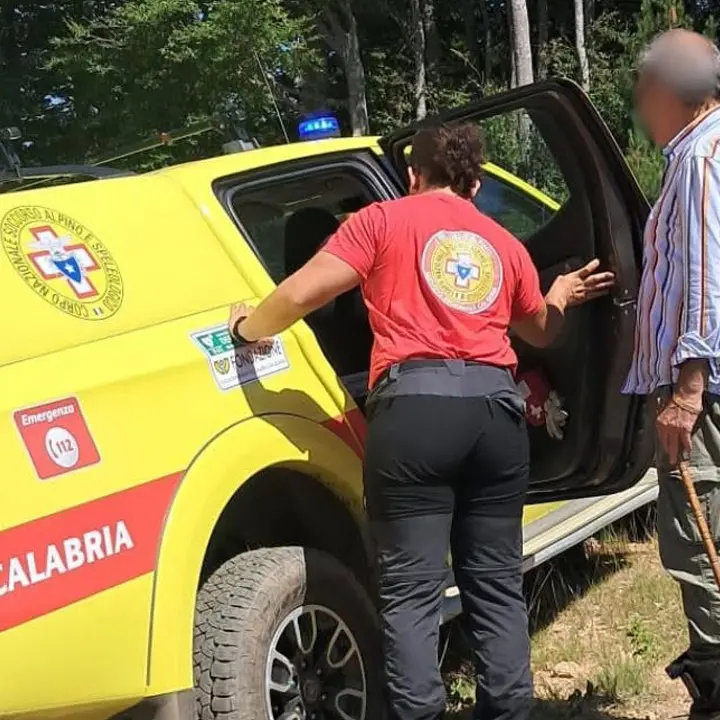 Disperso cercatore di funghi a Camigliatello Silano: tratto in salvo dal Soccorso Alpino\n