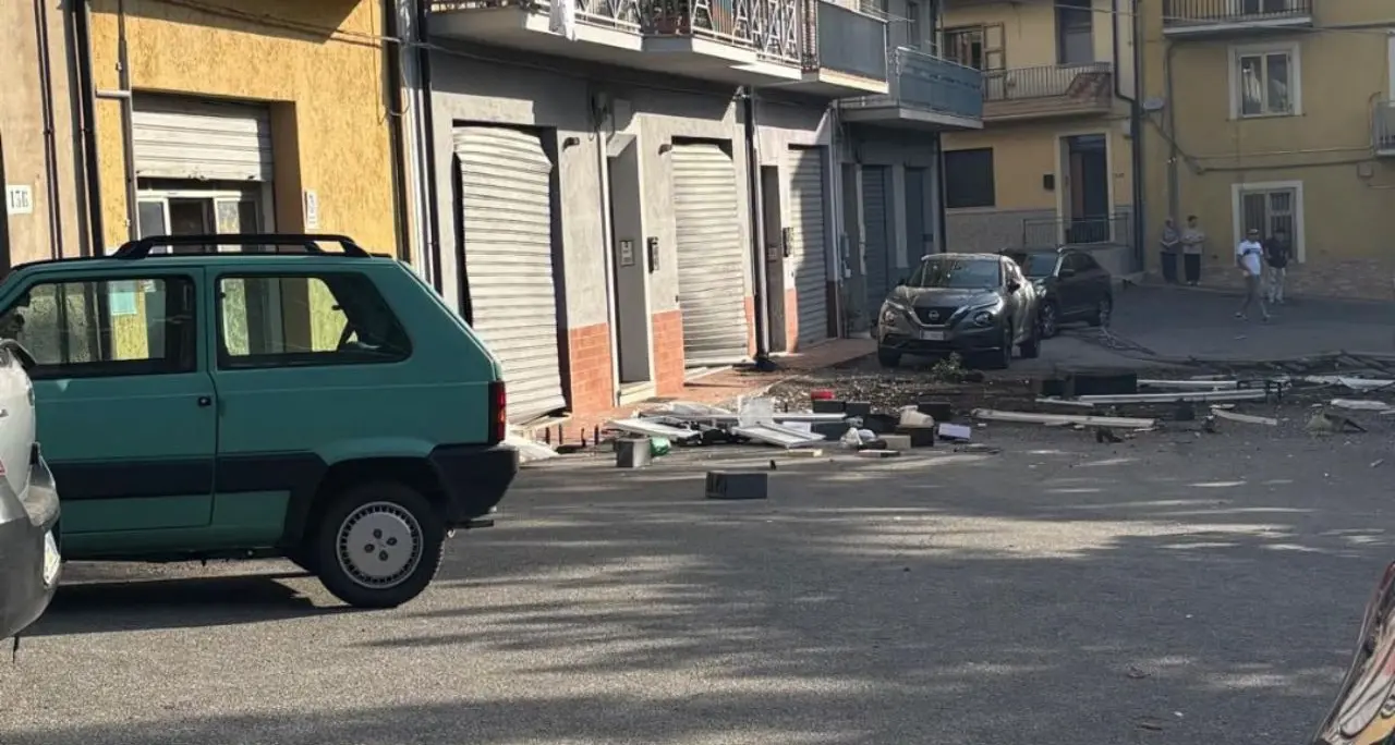<p>Terrore a San Giovanni in Fiore, una fuga di gas provoca un’esplosione: <span style=\"color:hsl(0, 75%, 60%);\">evitata una strage</span>, tre feriti</p><p> </p>