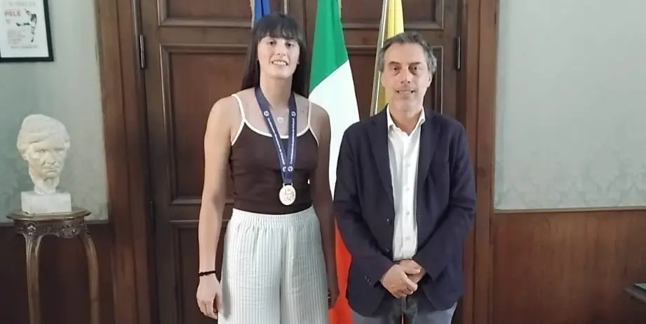 Sport, ricevuta\u00A0a Palazzo De Nobili Alessandra Talarico\u00A0neo campionessa d’Europa\u00A0insieme con la nazionale Under 22 di volley\n