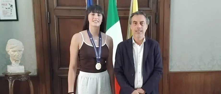 Sport, ricevuta\u00A0a Palazzo De Nobili Alessandra Talarico\u00A0neo campionessa d’Europa\u00A0insieme con la nazionale Under 22 di volley\n