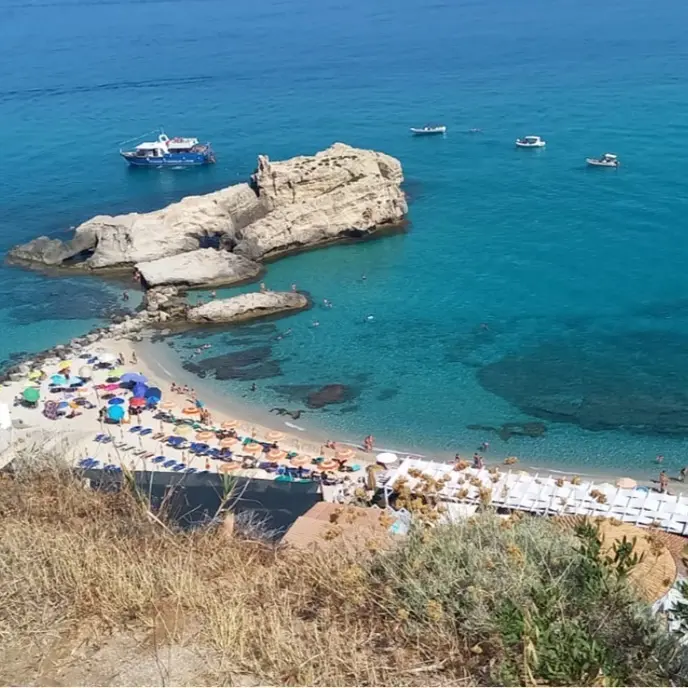 Baia di Riaci a Ricadi,\u00A0è guerra\u00A0agli ombrelloni abusivi che però nel Vibonese rispuntano come i funghi\n
