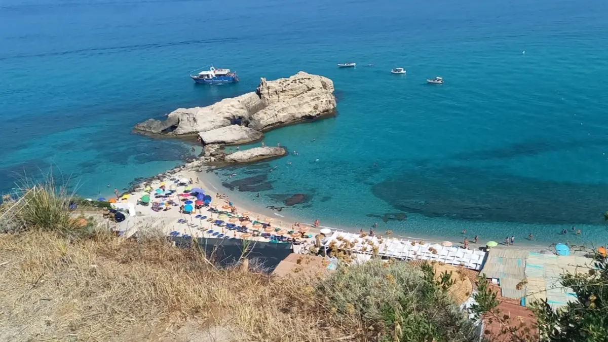 <p>La situazione degli ombrelloni abusivi a Baia di Riaci&nbsp;</p>\\n