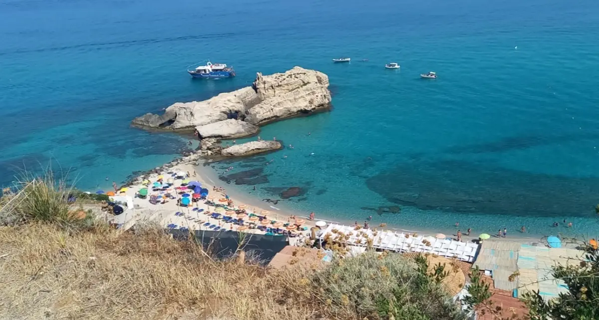 Baia di Riaci a Ricadi,\u00A0è guerra\u00A0agli ombrelloni abusivi che però nel Vibonese rispuntano come i funghi\n