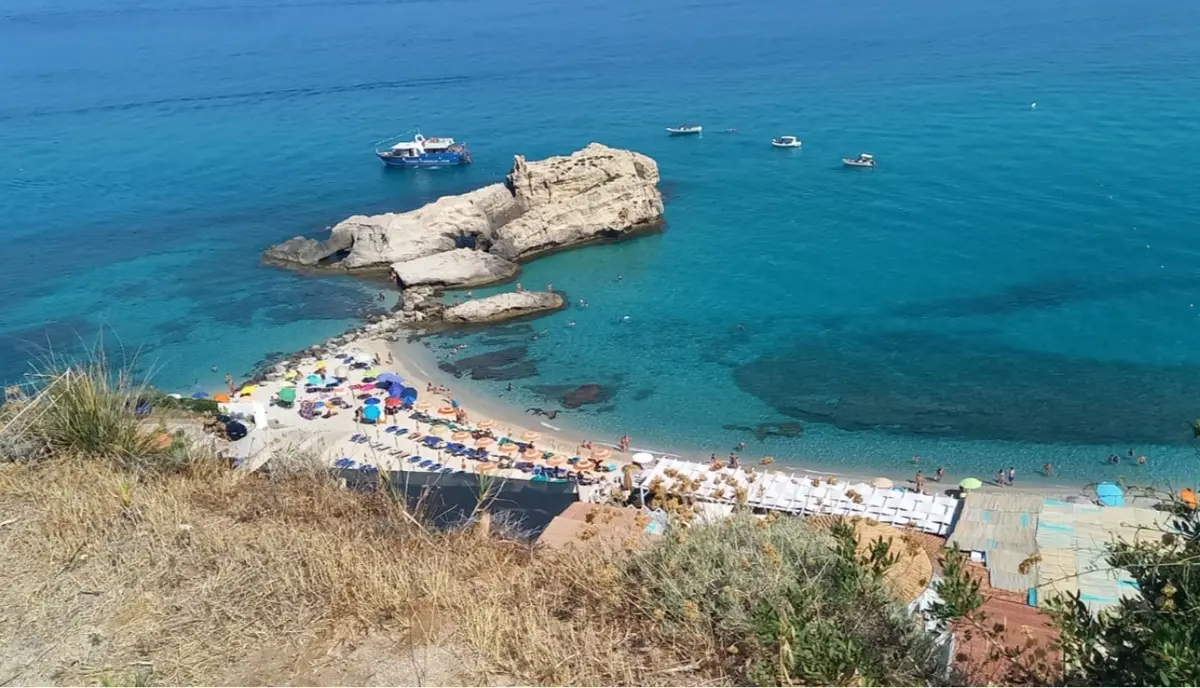 Baia di Riaci a Ricadi,\u00A0è guerra\u00A0agli ombrelloni abusivi che però nel Vibonese rispuntano come i funghi\n