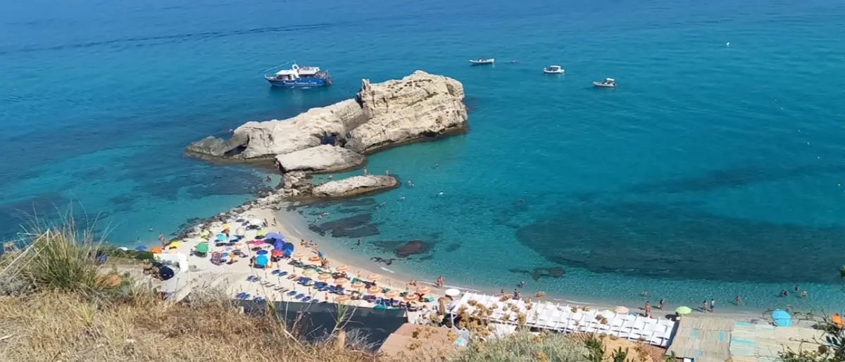 Baia di Riaci a Ricadi,\u00A0è guerra\u00A0agli ombrelloni abusivi che però nel Vibonese rispuntano come i funghi\n