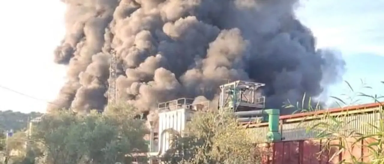 Incendio alla Poly2Oil di Palmi, Arpacal: «Metalli pesanti e sostanze tossiche nell’aria, cittadini “salvati” dal meteo»\n