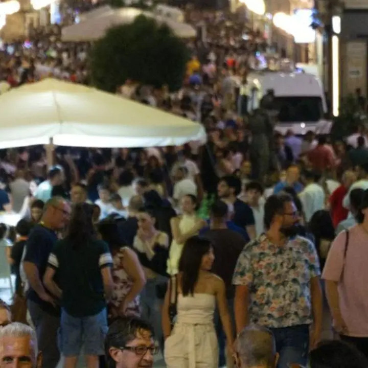 Cosenza, negozi aperti fino alle 22.30 ogni mercoledì con “La Notte dei Saldi”\n