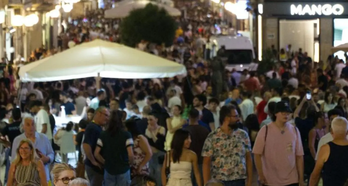 Cosenza, negozi aperti fino alle 22.30 ogni mercoledì con “La Notte dei Saldi”\n