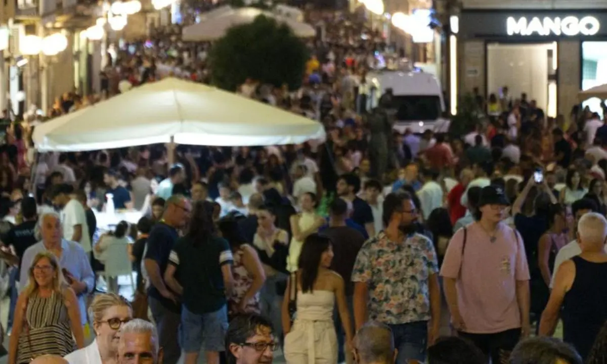 Cosenza, negozi aperti fino alle 22.30 ogni mercoledì con “La Notte dei Saldi”\n