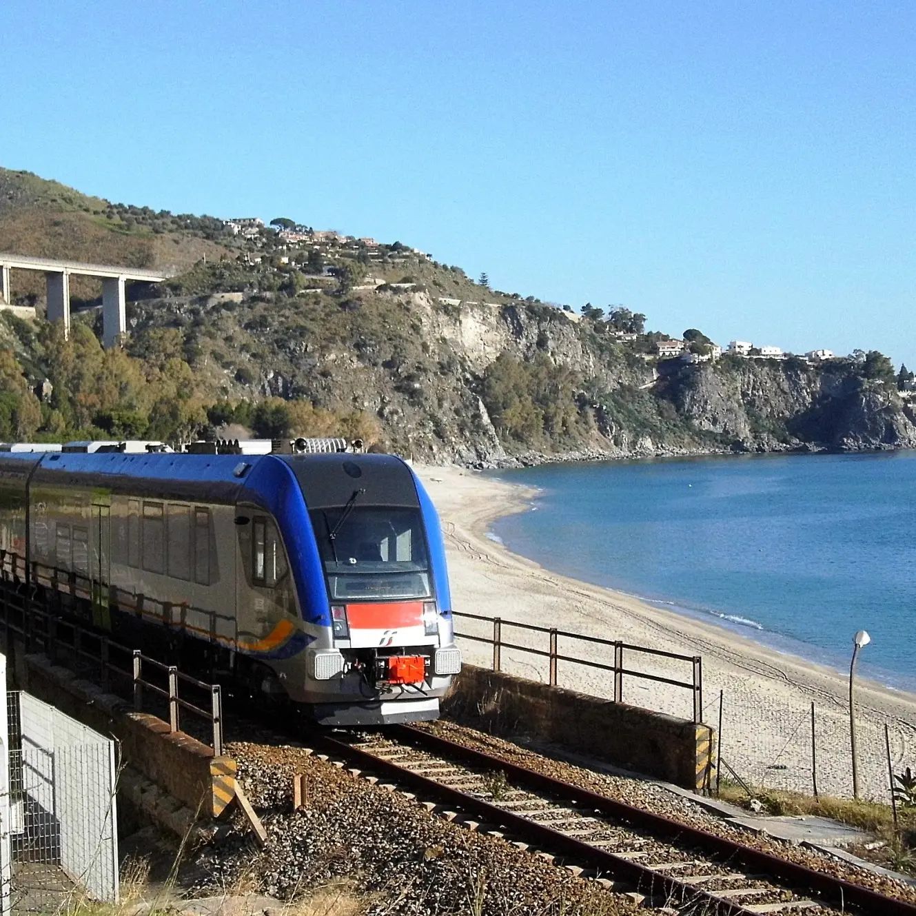 <p>Calabria, estate sui binari: arrivano nuovi treni per Riviera dei Cedri e costa tirrenica</p>