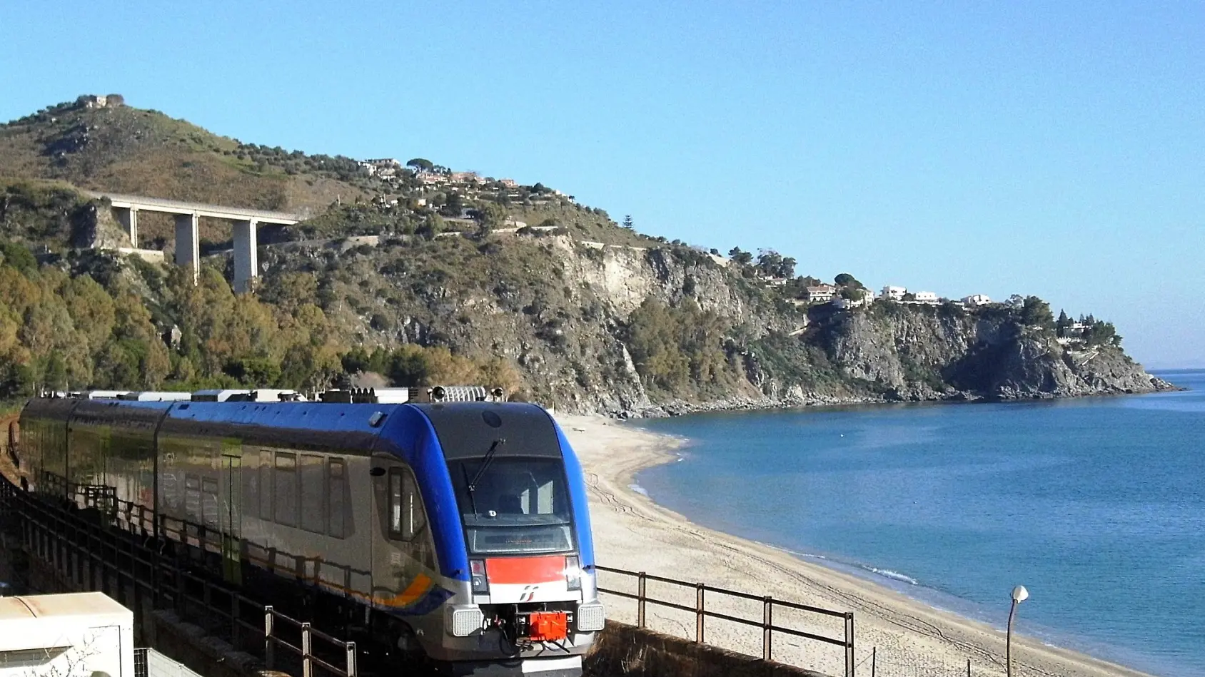 <p>Calabria, estate sui binari: arrivano nuovi treni per Riviera dei Cedri e costa tirrenica</p>
