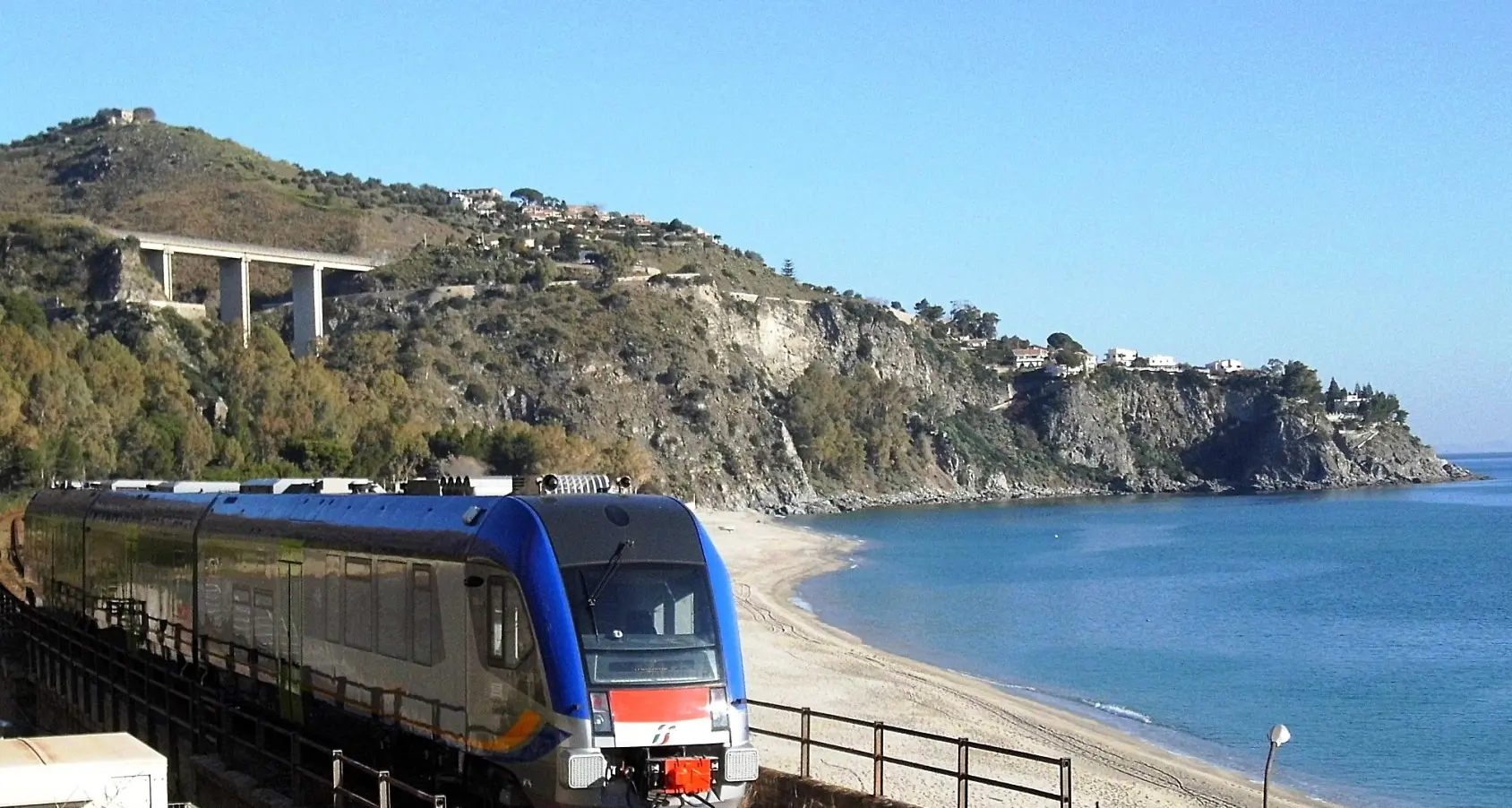 Estate in Calabria, nuovi treni verso il mare: potenziati i collegamenti per Riviera dei Cedri e le perle del Tirreno\n
