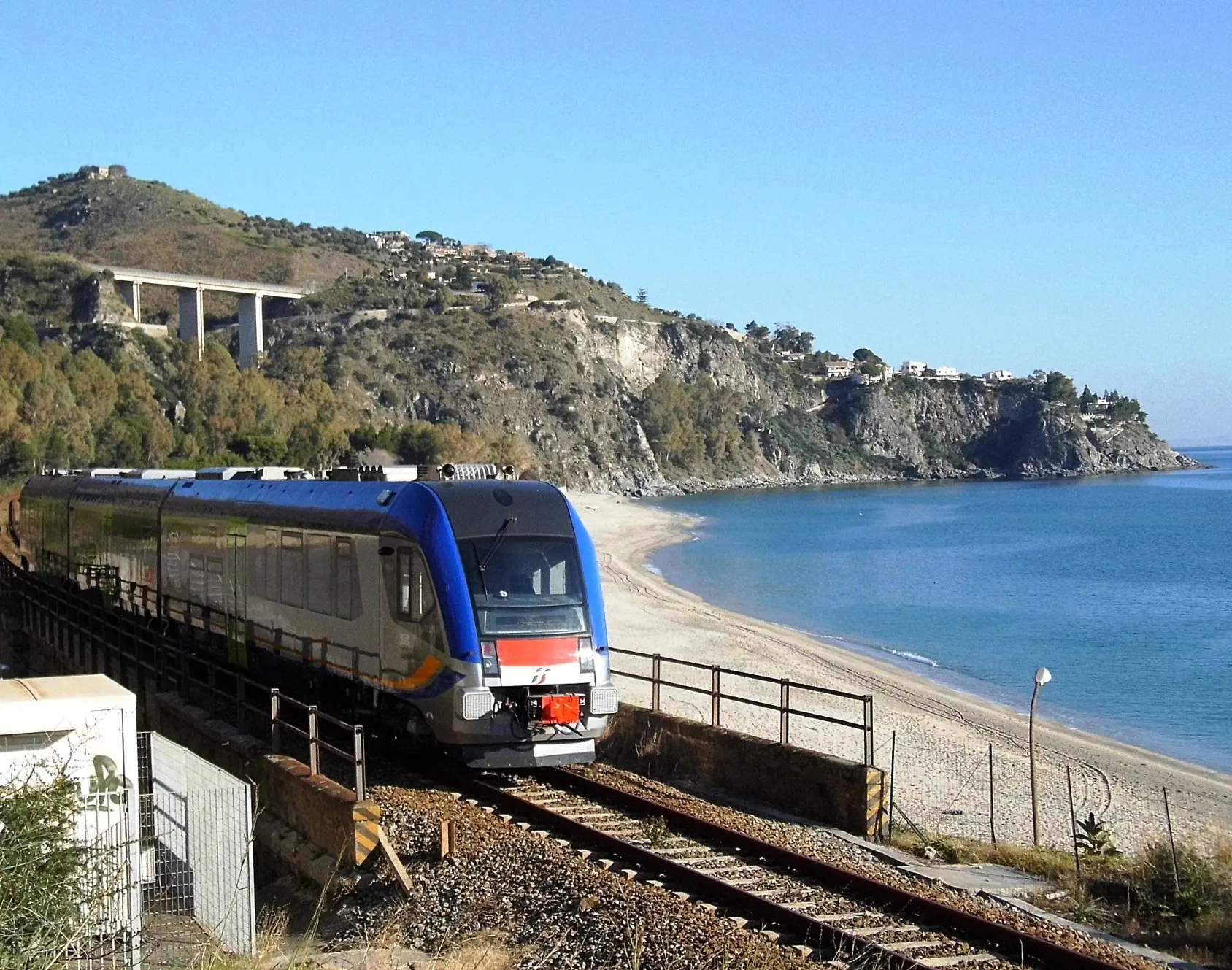 Estate in Calabria, nuovi treni verso il mare: potenziati i collegamenti per Riviera dei Cedri e le perle del Tirreno\n