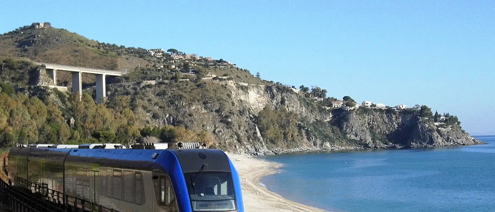 Estate in Calabria, nuovi treni verso il mare: potenziati i collegamenti per Riviera dei Cedri e le perle del Tirreno\n