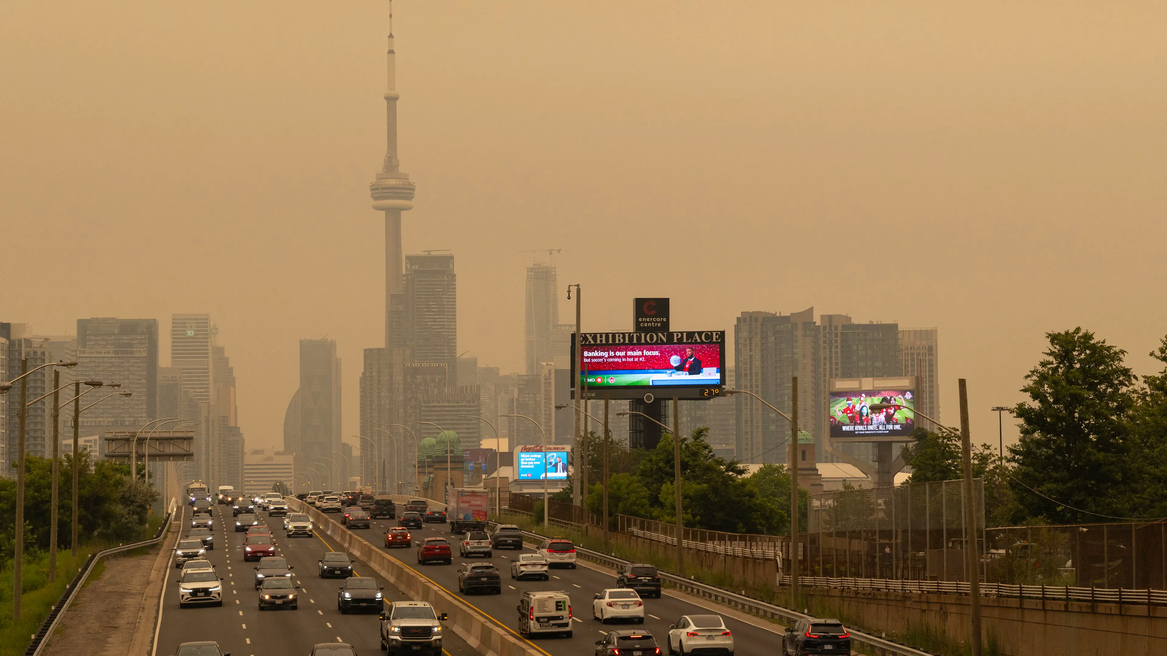 <p>La densa nube di fumo sull'Ontario</p>\\n , Xinhua/ABACA