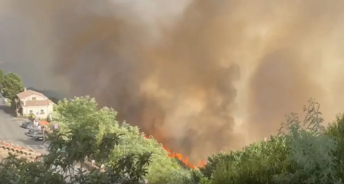 Incendio tra Rende e Marano, fiamme vicino alle abitazioni nell’area di Nogiano | VIDEO\n