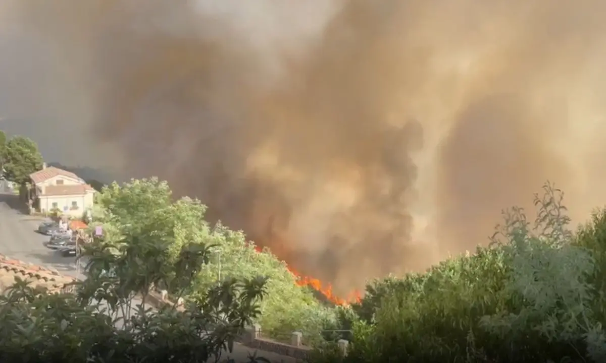 Incendio tra Rende e Marano, fiamme vicino alle abitazioni nell’area di Nogiano | VIDEO\n