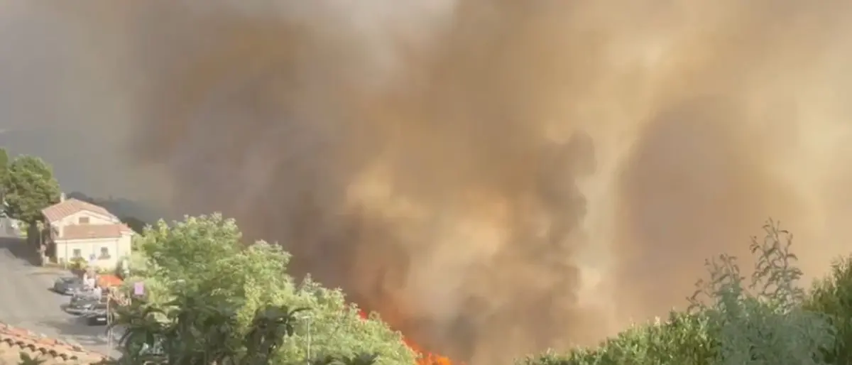 Incendio tra Rende e Marano, fiamme vicino alle abitazioni nell’area di Nogiano | VIDEO\n