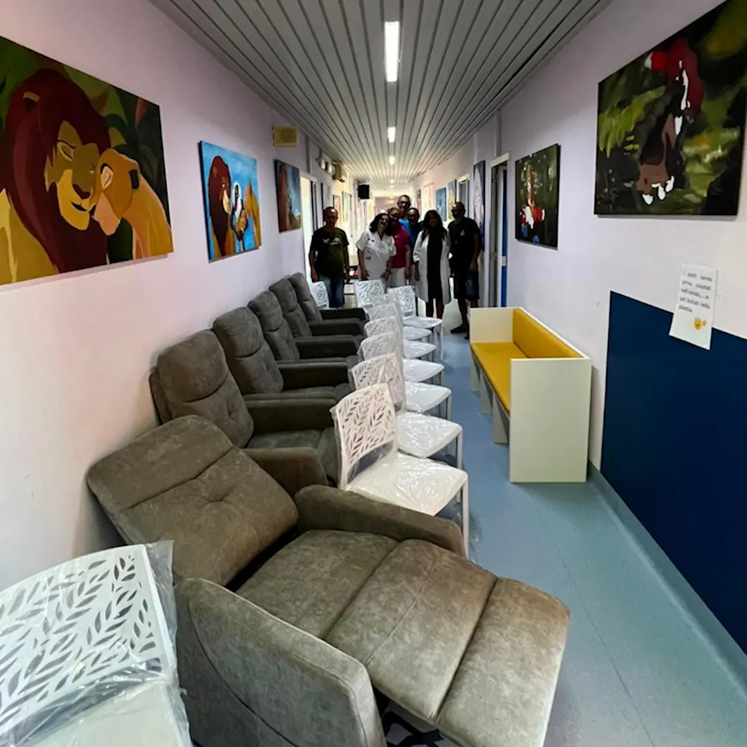 Il gruppo Ultras Cosenza Costa Tirrenica consegna\u00A0i primi arredi\u00A0al reparto di Pediatria dell'Ospedale\u00A0di Cetraro\n