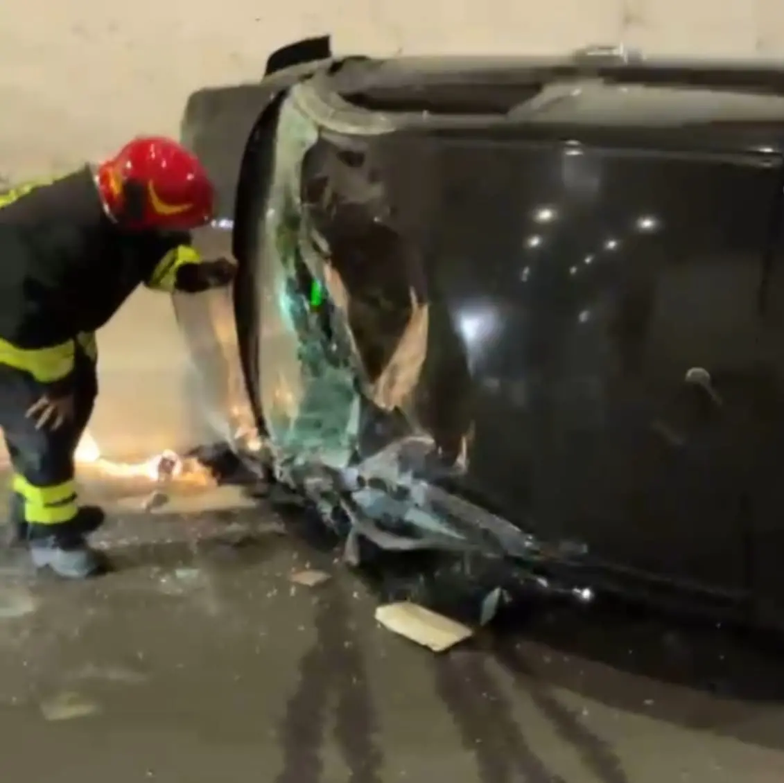 Catanzaro, auto si ribalta in galleria sulla Statale 106 Var/A: un ferito trasportato in ospedale\u00A0e traffico rallentato\n