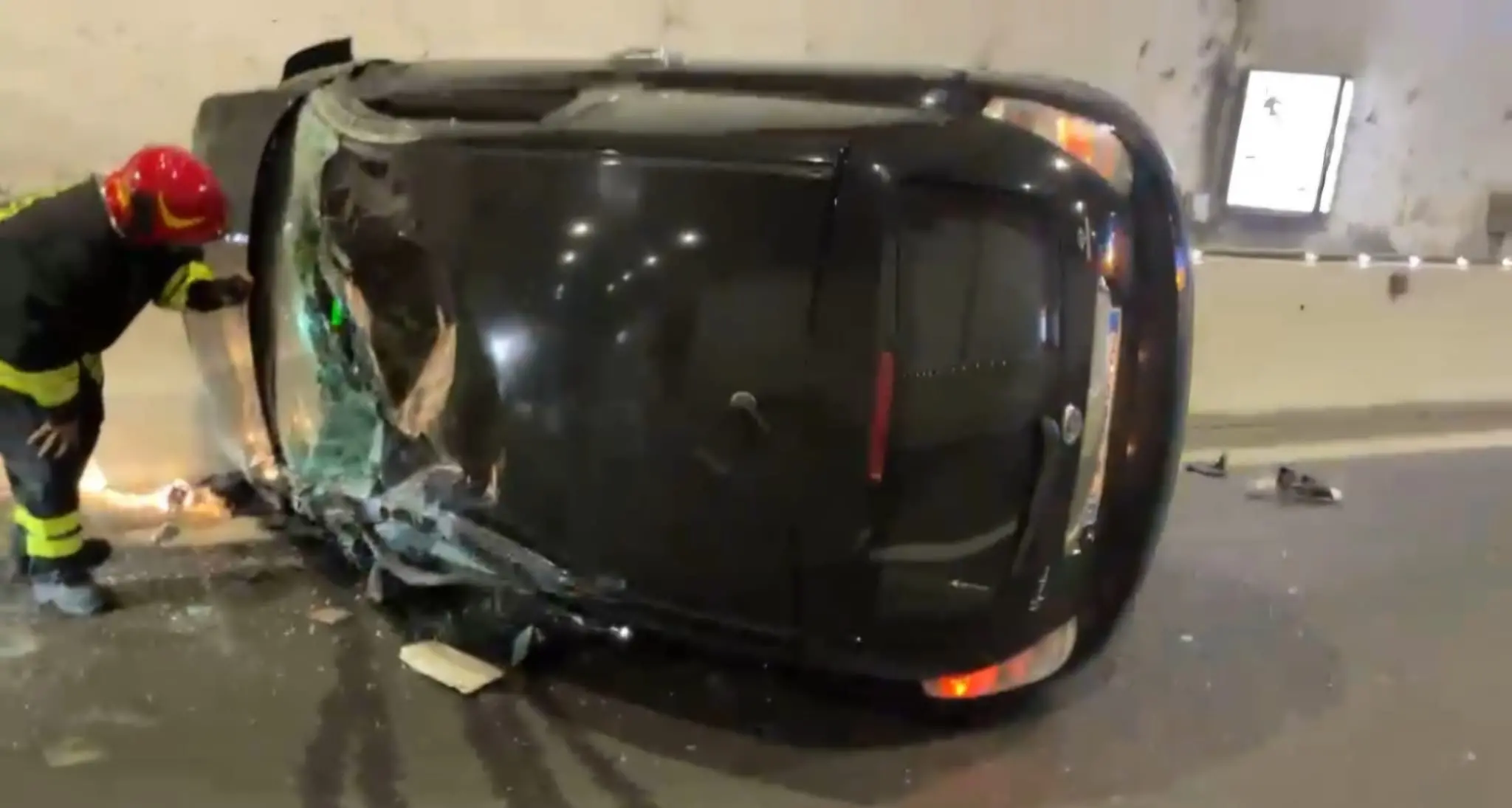 Catanzaro, auto si ribalta in galleria sulla Statale 106 Var/A: un ferito trasportato in ospedale\u00A0e traffico rallentato\n