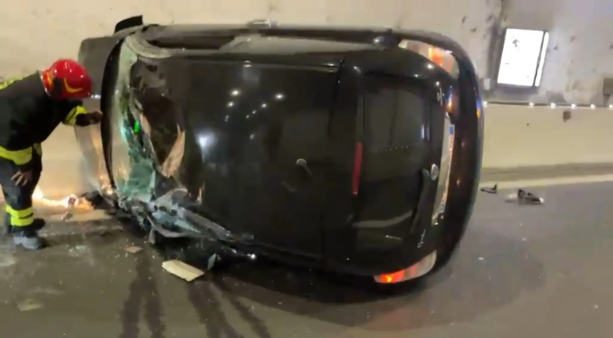 Catanzaro, auto si ribalta in galleria sulla Statale 106 Var/A: un ferito trasportato in ospedale\u00A0e traffico rallentato\n