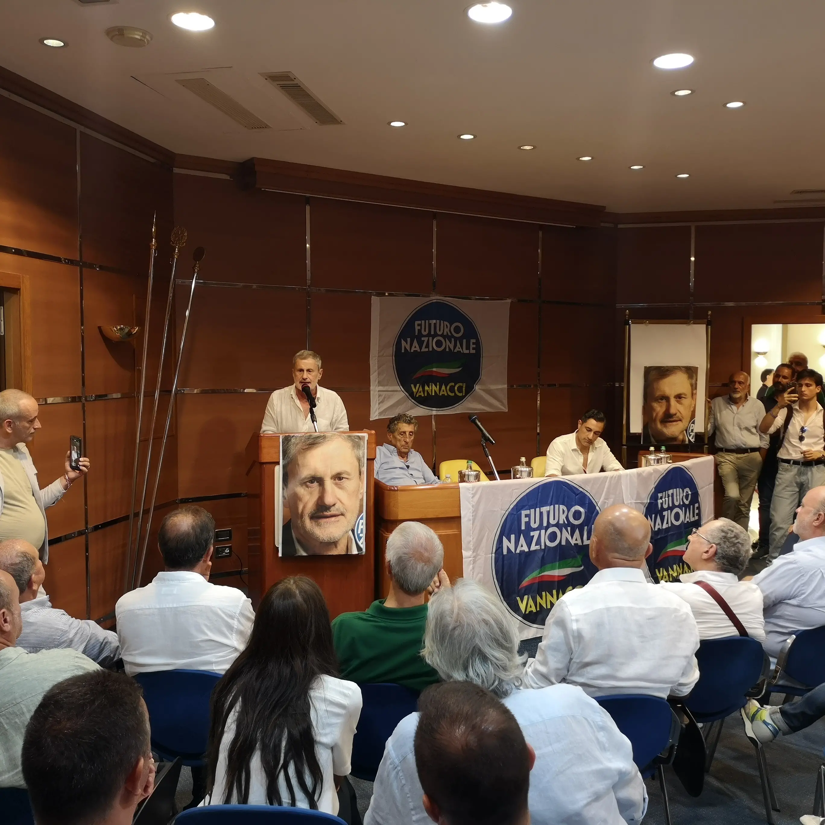 Vannacci, la \"remigrazione necessaria” e le carceri che scoppiano: Gianni Alemanno lancia la sfida dalla Calabria\n