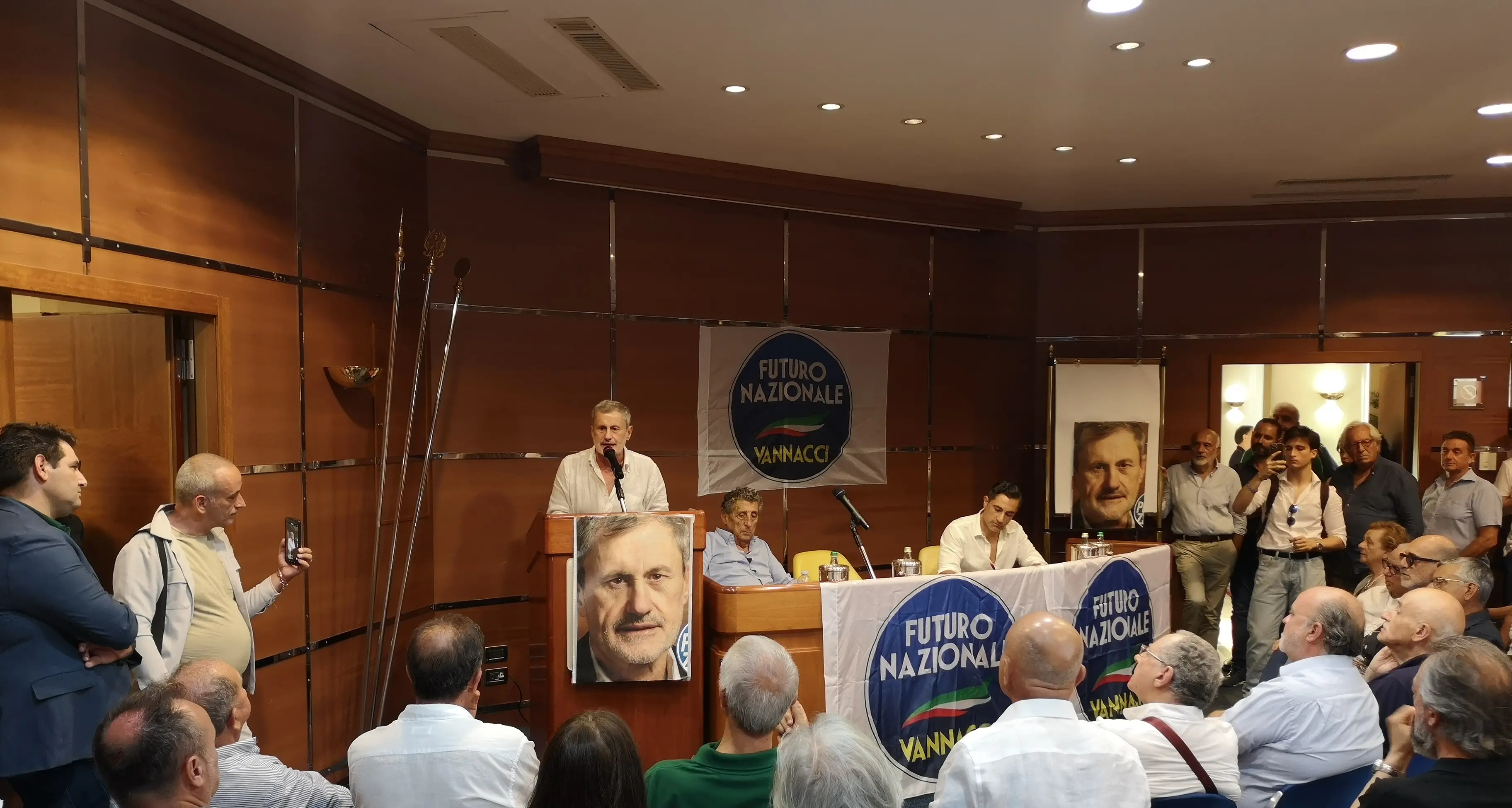 Vannacci, la \"remigrazione necessaria” e le carceri che scoppiano: Gianni Alemanno lancia la sfida dalla Calabria\n