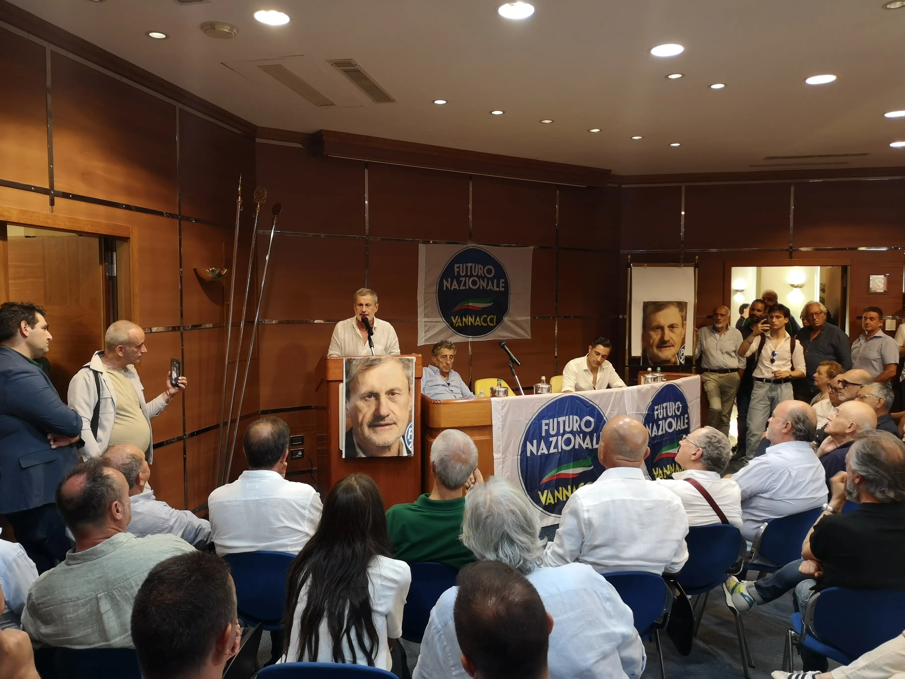 Vannacci, la \"remigrazione necessaria” e le carceri che scoppiano: Gianni Alemanno lancia la sfida dalla Calabria\n