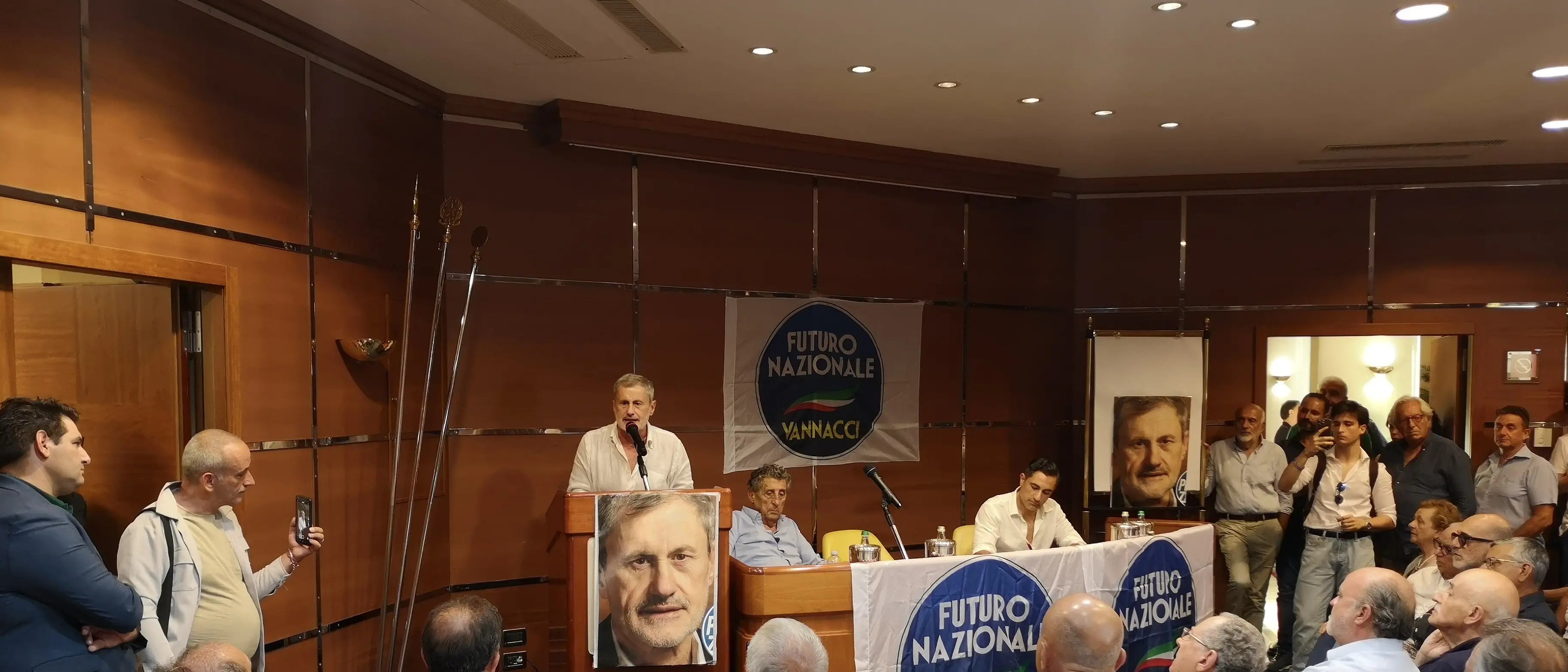Vannacci, la \"remigrazione necessaria” e le carceri che scoppiano: Gianni Alemanno lancia la sfida dalla Calabria\n