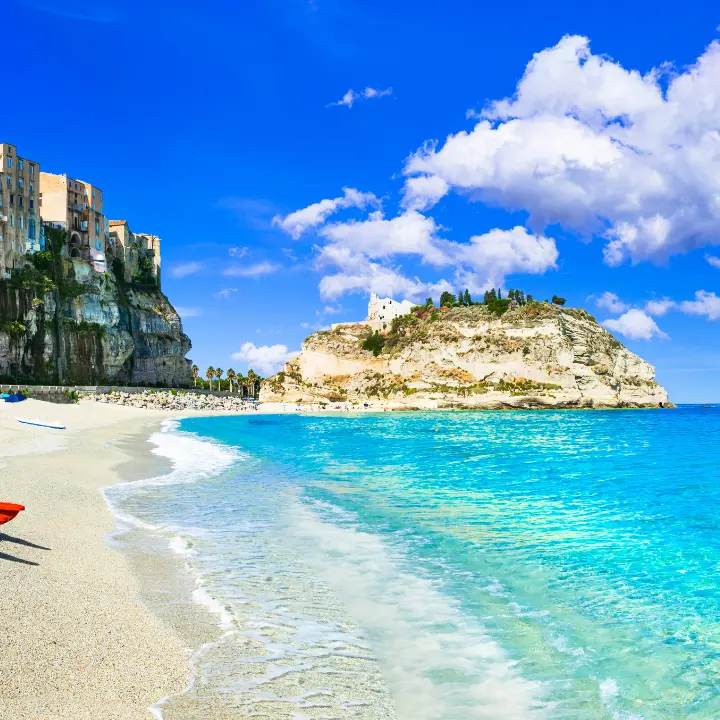 La spiaggia di Tropea tra le\u00A030 più belle d'Italia: La Rotonda si conferma al top del gradimento nelle recensioni dei turisti\n