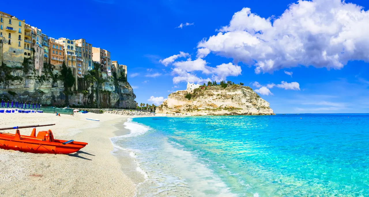 La spiaggia di Tropea tra le\u00A030 più belle d'Italia: La Rotonda si conferma al top del gradimento nelle recensioni dei turisti\n