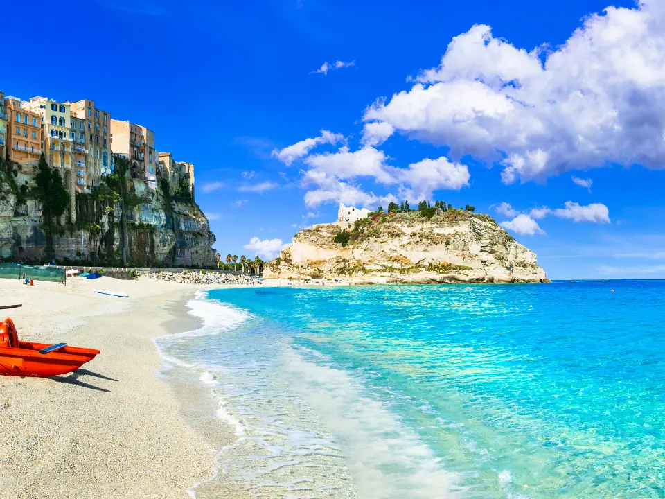 La spiaggia di Tropea tra le 30 più belle d'Italia: La Rotonda si conferma al top del gradimento nelle recensioni dei turisti