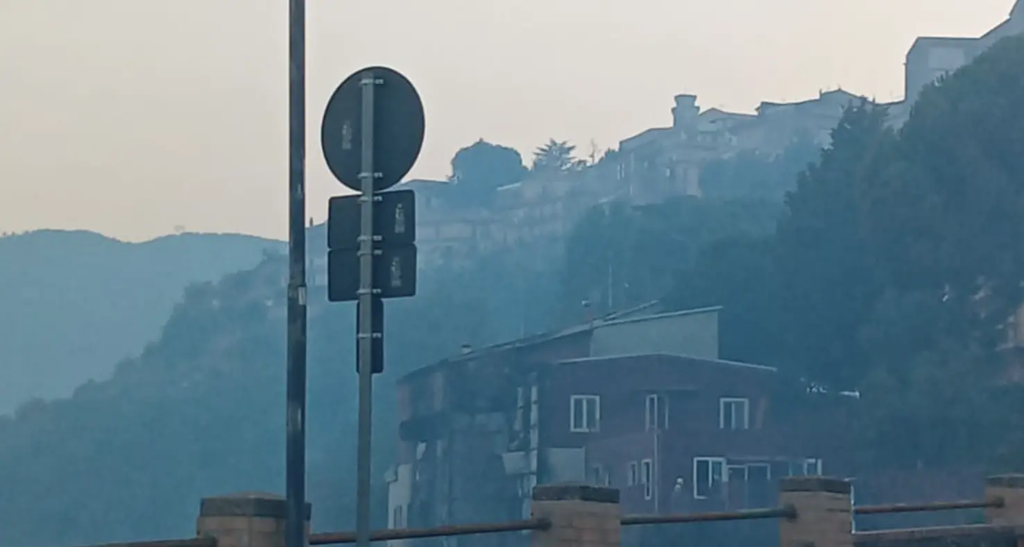 Dopo l'incendio restano i segni del fuoco: muri anneriti e danni all'asilo di Rende Paese\n