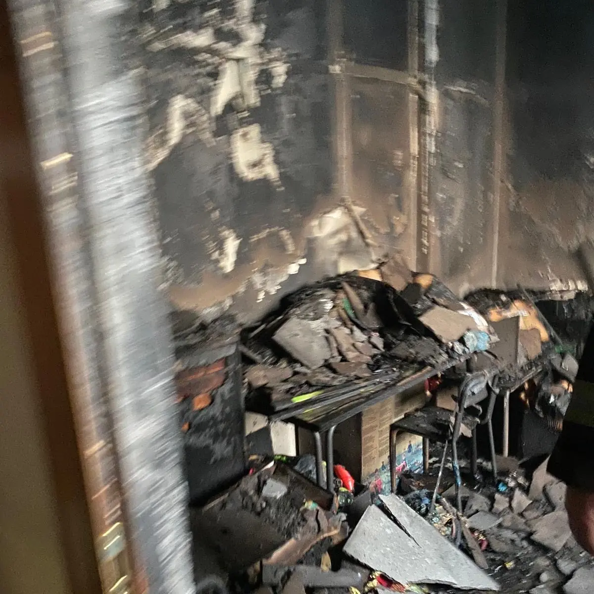 Dopo l'incendio restano i segni del fuoco: muri anneriti e danni all'asilo di Rende Paese\n
