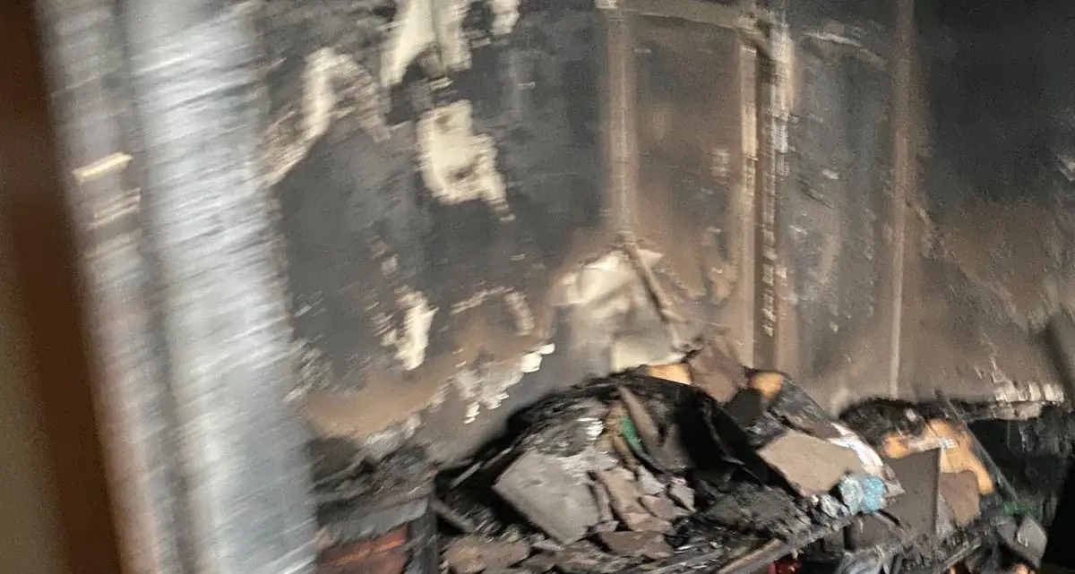 Dopo l'incendio restano i segni del fuoco: muri anneriti e danni all'asilo di Rende Paese\n