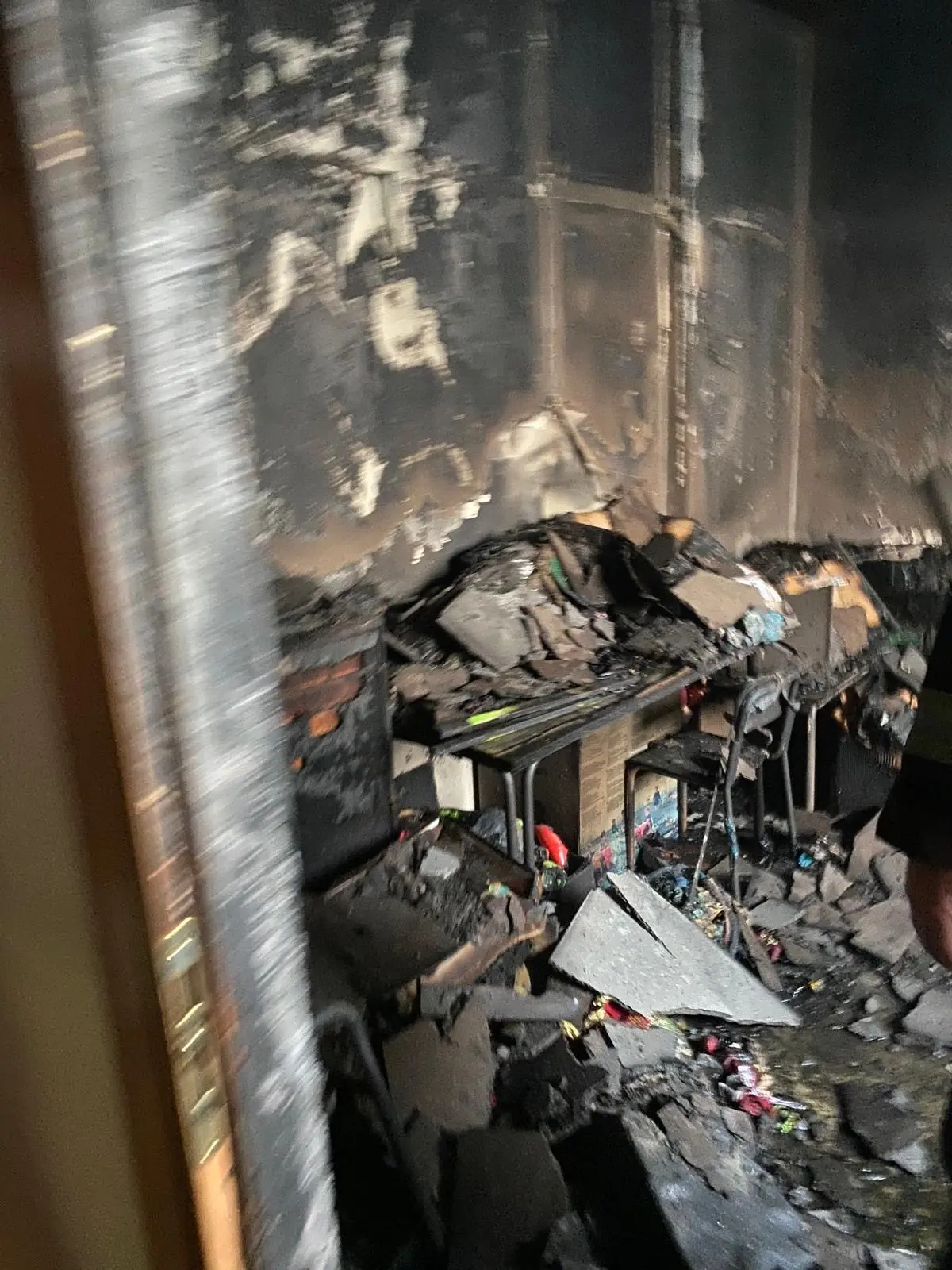 Dopo l'incendio restano i segni del fuoco: muri anneriti e danni all'asilo di Rende Paese\n