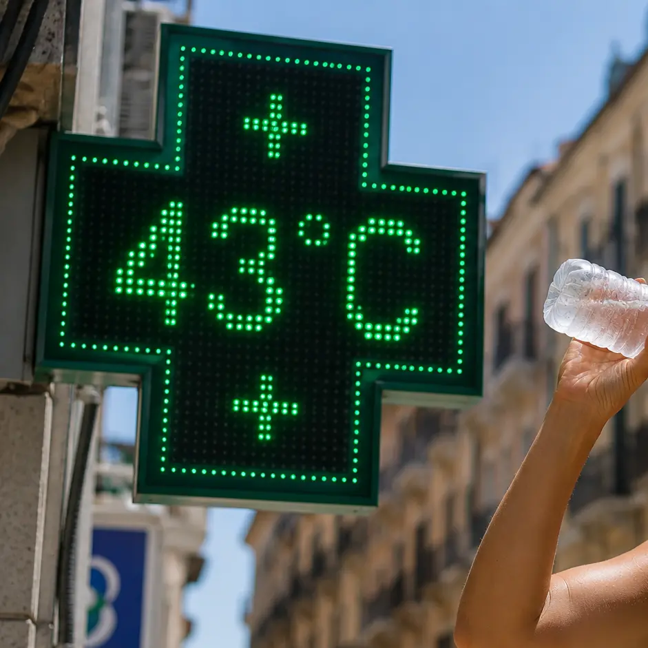 Calabria rovente: quasi 43 gradi, caldo estremo e sabbia del Sahara nei cieli della regione. Ecco i centri più colpiti\n