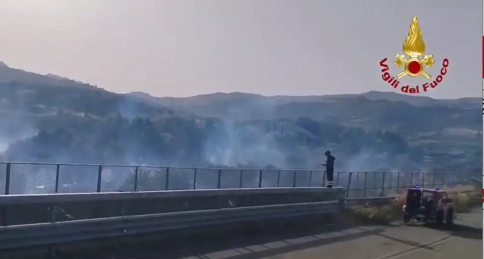 Calabria nella morsa degli incendi, 150 interventi dei Vigili del Fuoco: emergenza tra Catanzaro, Stalettì e Squillace\n
