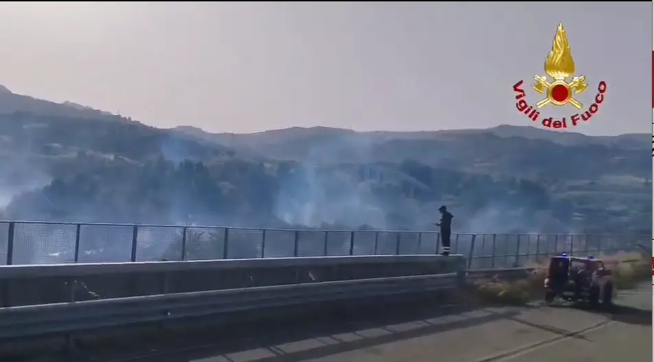 Calabria nella morsa degli incendi, 150 interventi dei Vigili del Fuoco: emergenza tra Catanzaro, Stalettì e Squillace\n