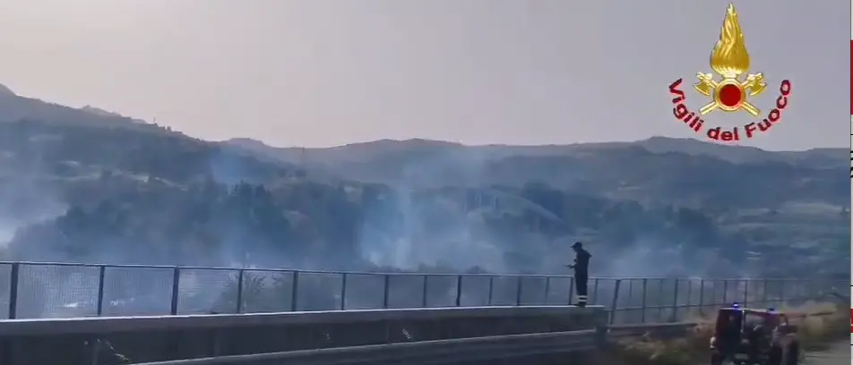 Calabria nella morsa degli incendi, 150 interventi dei Vigili del Fuoco: emergenza tra Catanzaro, Stalettì e Squillace\n