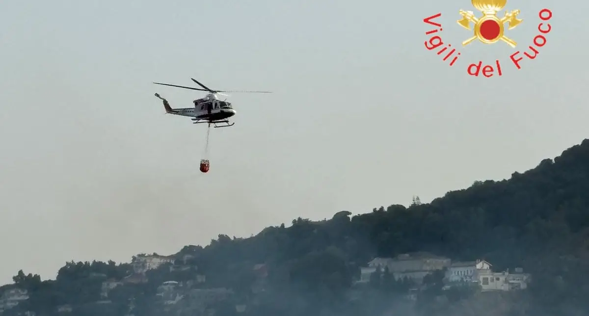 Emergenza incendi a Catanzaro e provincia: case minacciate e traffico in tilt a Bivio Nalini. Fiamme e fumo a ridosso dei\u00A0villaggi turistici a Copanello\n