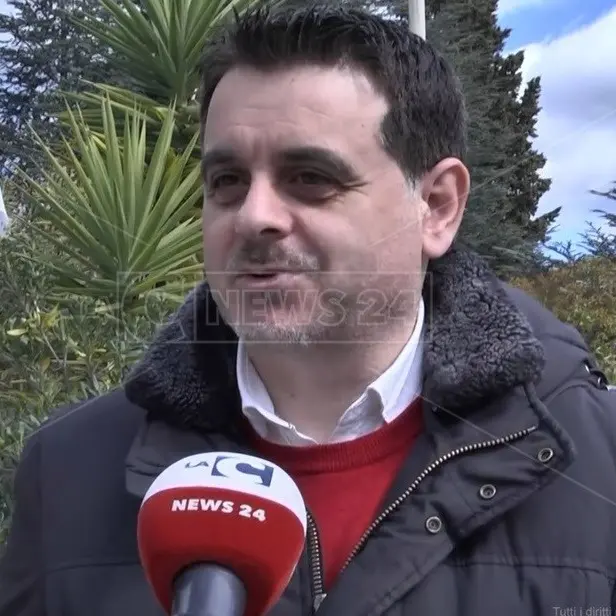 Intelligenza artificiale e disabilità usate come insulto: Sinistra Italiana Catanzaro si stringe attorno a Davide Zicchinella\n