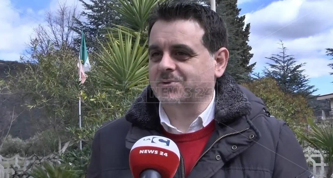 Intelligenza artificiale e disabilità usate come insulto: Sinistra Italiana Catanzaro si stringe attorno a Davide Zicchinella\n