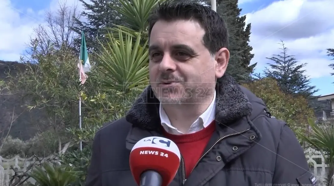Intelligenza artificiale e disabilità usate come insulto: Sinistra Italiana Catanzaro si stringe attorno a Davide Zicchinella\n