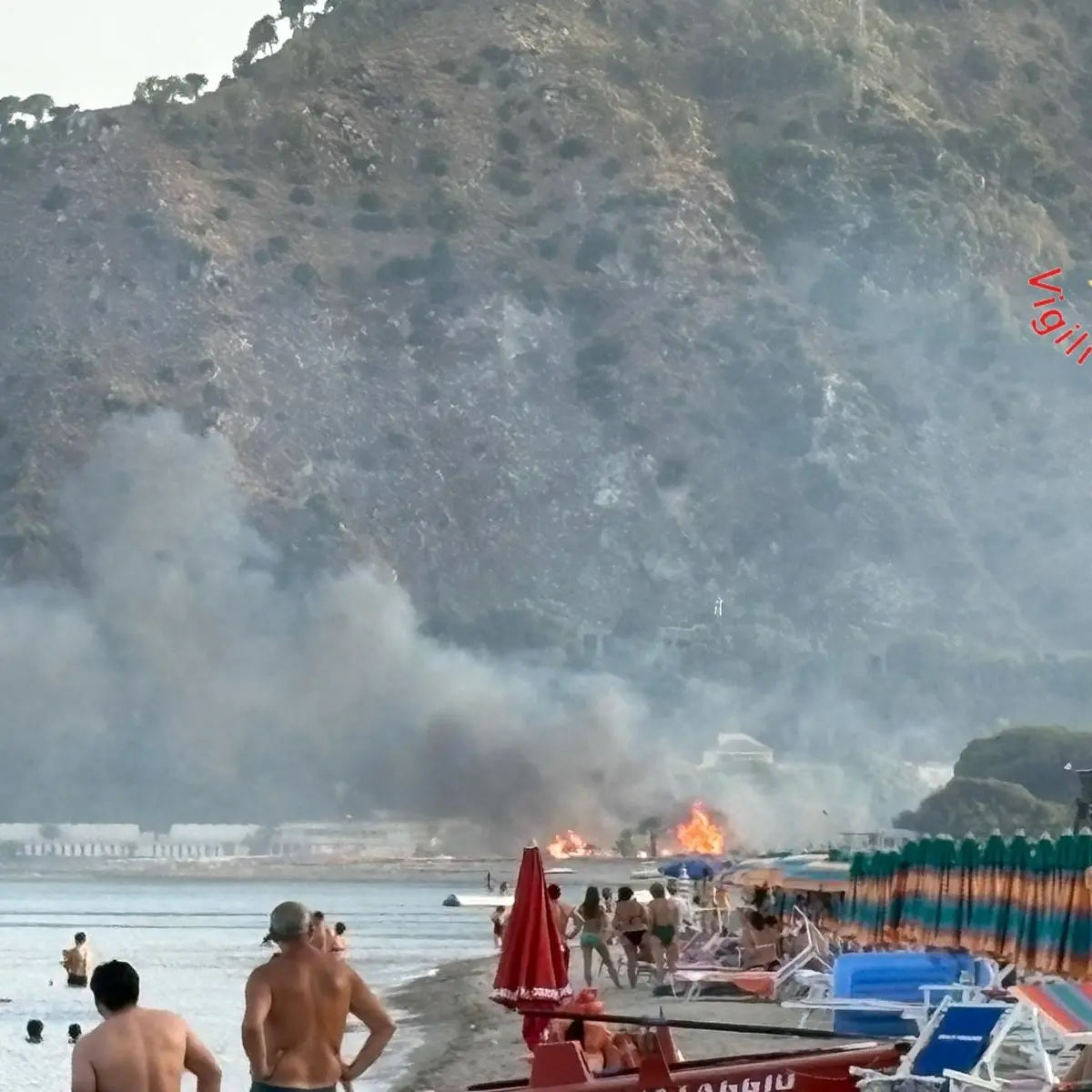 Emergenza incendi a Catanzaro e provincia: case minacciate e traffico in tilt a Bivio Nalini. Fiamme e fumo a ridosso dei\u00A0villaggi turistici a Copanello\n