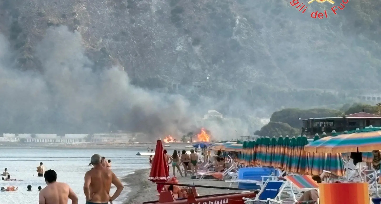 Emergenza incendi a Catanzaro e provincia: case minacciate e traffico in tilt a Bivio Nalini. Fiamme e fumo a ridosso dei\u00A0villaggi turistici a Copanello\n