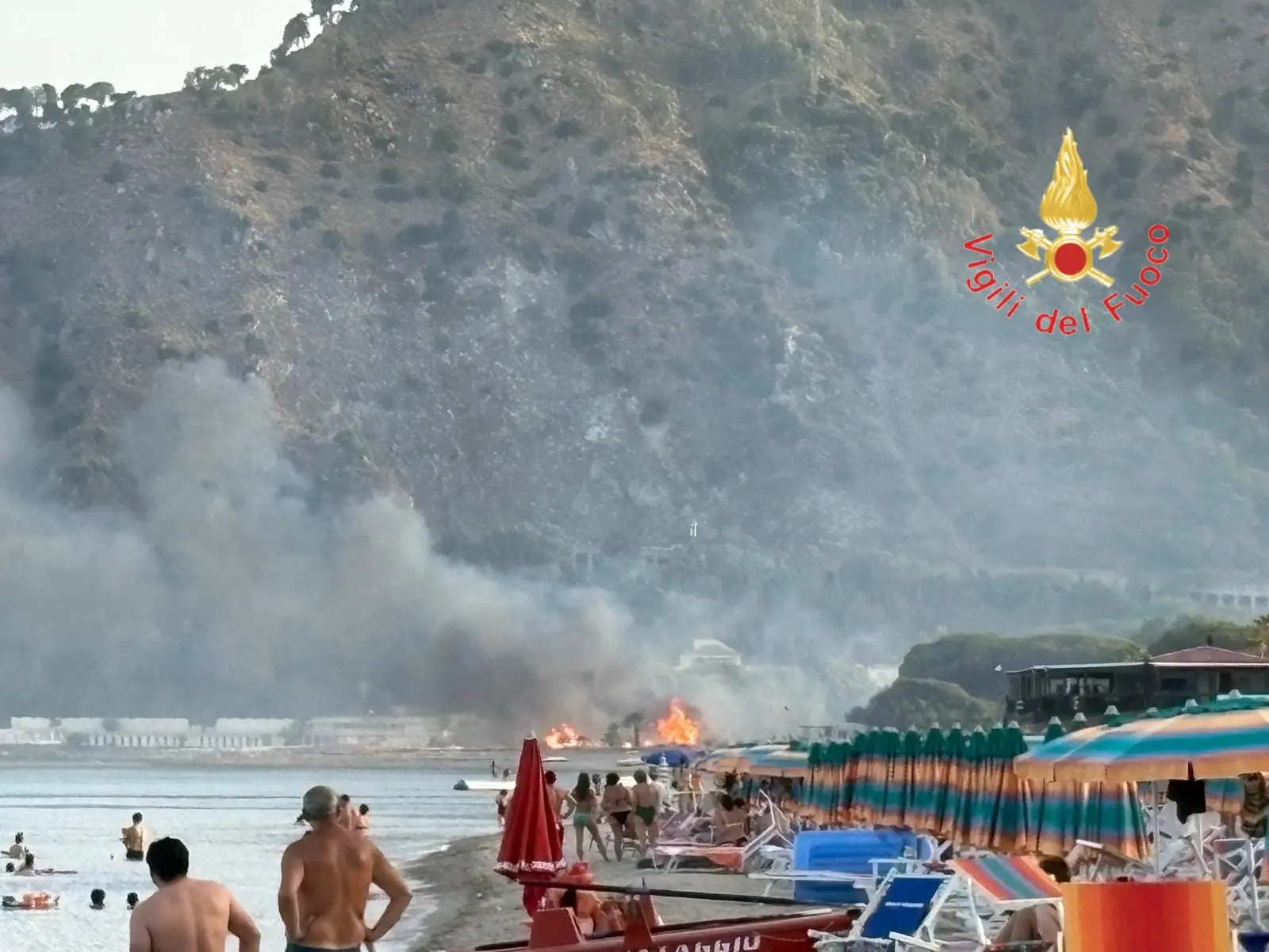Emergenza incendi a Catanzaro e provincia: case minacciate e traffico in tilt a Bivio Nalini. Fiamme e fumo a ridosso dei\u00A0villaggi turistici a Copanello\n