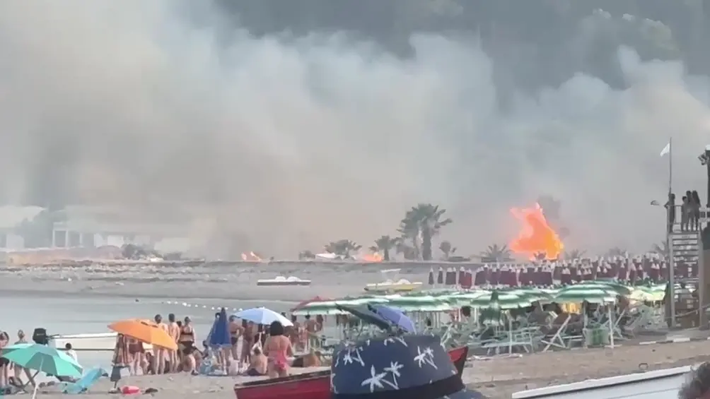 Incendio a Copanello: paura per i villaggi turistici
