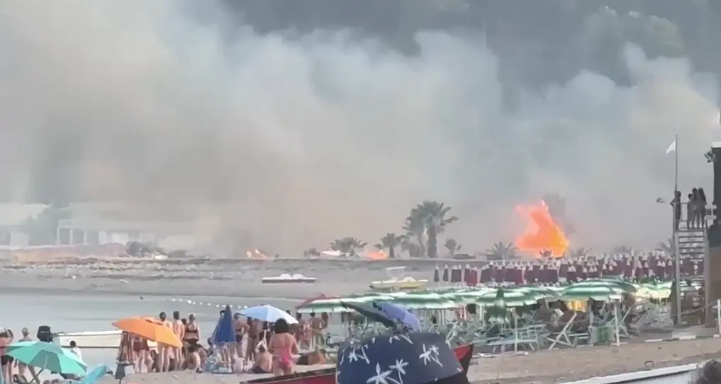 Incendio a Copanello: paura per i villaggi turistici